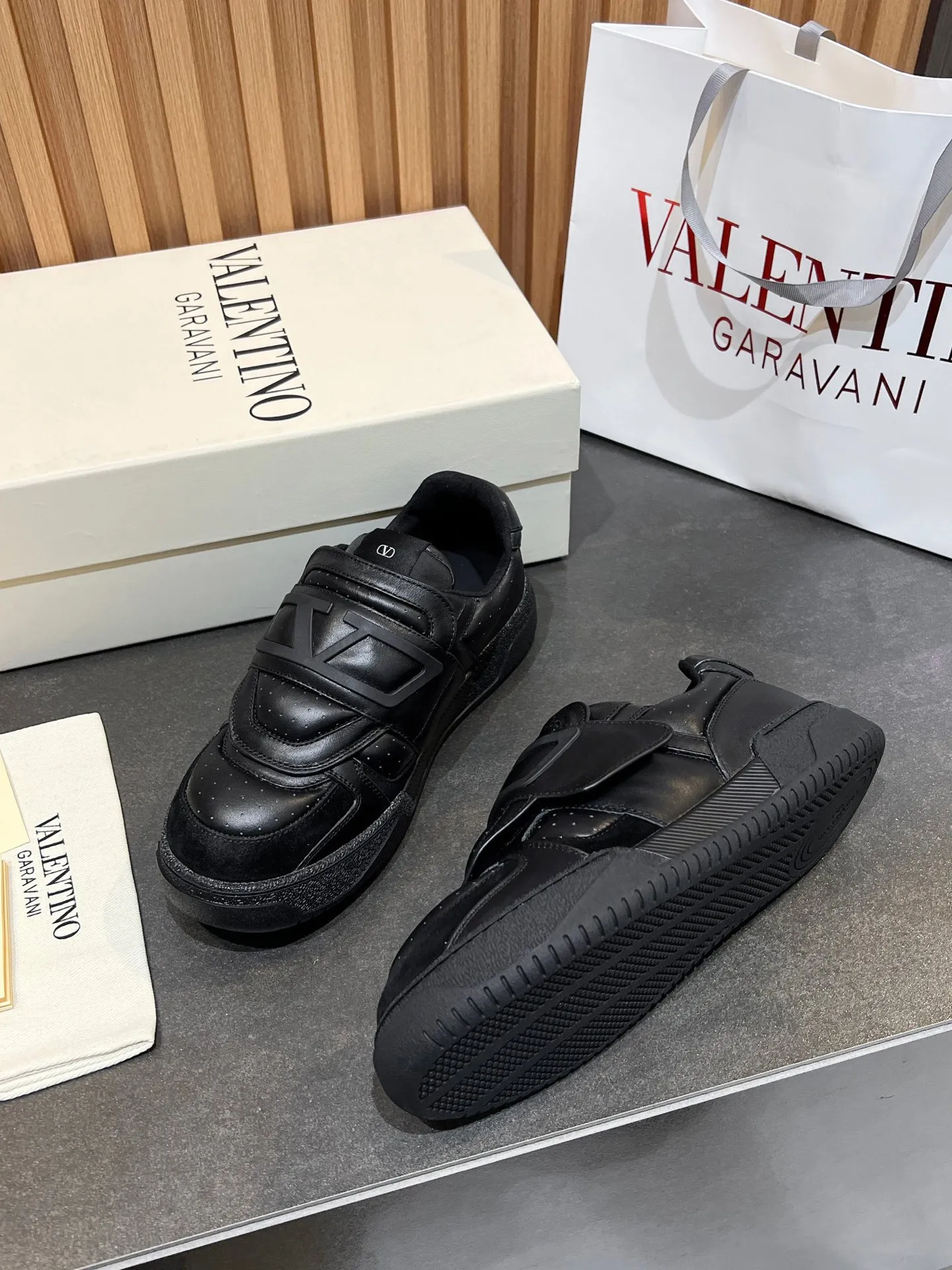 Men's men's shoes 💰760 VLTN Valentin 𝑶𝒏𝒆𝑺𝒕𝒖𝒅 Couple's sneaker series Valentino 2025 new couple's sneakers are on sale. The original ZP purchased and disassembled. Repeated pattern making and modification. The strength must be restored one to one! Top luxury masterpiece Velcro design Soft and comfortable imported calfskin 🧧brings excellent and elegant texture and excellent on-foot comfort Top purchasing version upper: imported calfskin surface/original oil edge craftsmanship Inner: water-dyed cowhide lining Outsole: original development 𝐓𝐏𝐔 two-color combination outsole Packaging: original configuration complete package Code number: 35-46 (45 46 customized)